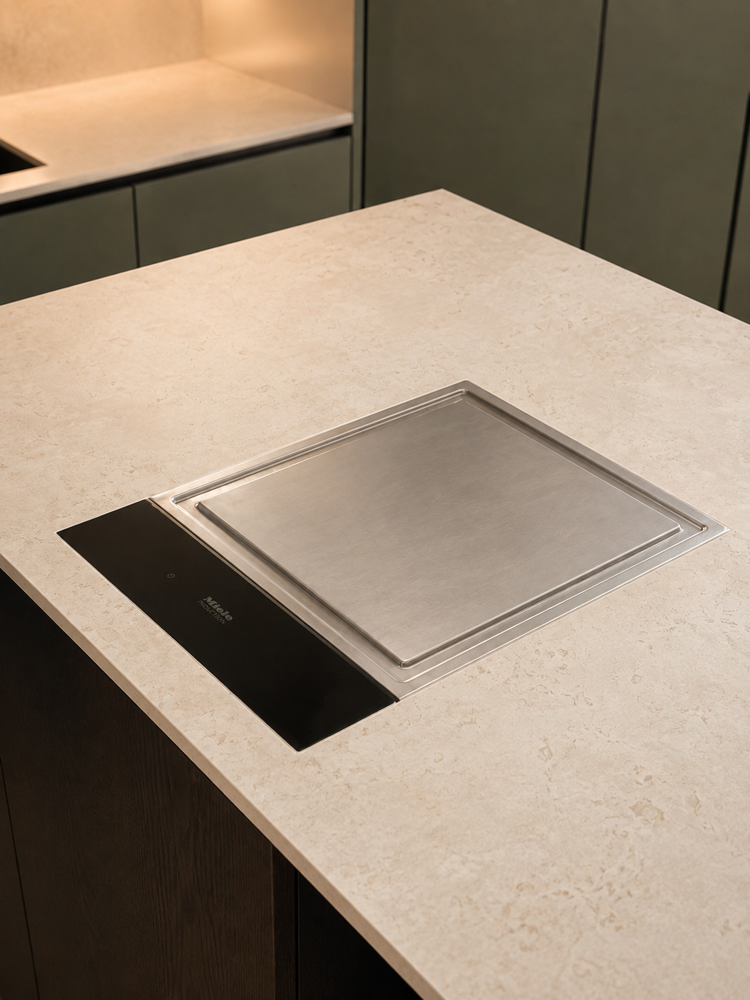 Flush-mounted hob in Dekton Sabbia